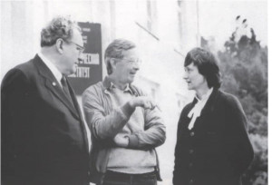 Г.И.Галазий с американскими учеными после проведения экскурсии у Лимнологического института. 1983 г.