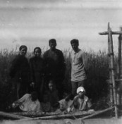 Семья И.П. Сидорычева. В центре - его отец, у ног которого сестра И.П. сменившая его по работе в экспедиции 